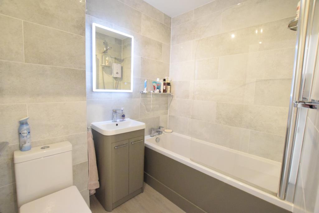Lot: 122 - THREE-BEDROOM TOWN CENTRE FLAT - Recently installed bathroom